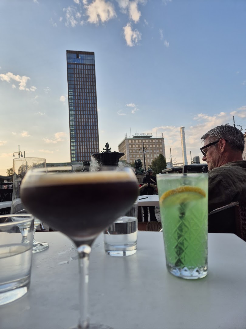 Hjôrdis: atmospheric shot of drinks outdoors