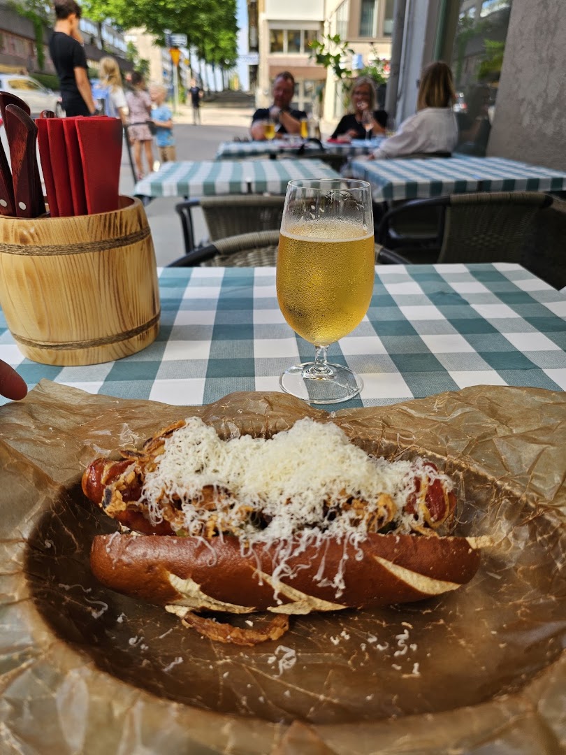 Kaiser: appetizing food and bar atmosphere
