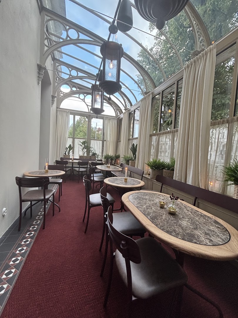 Umarell: beautiful, high-quality interior atmosphere shot