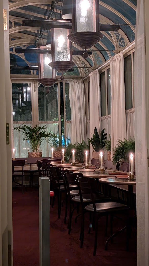 Umarell: inviting and atmospheric interior shot