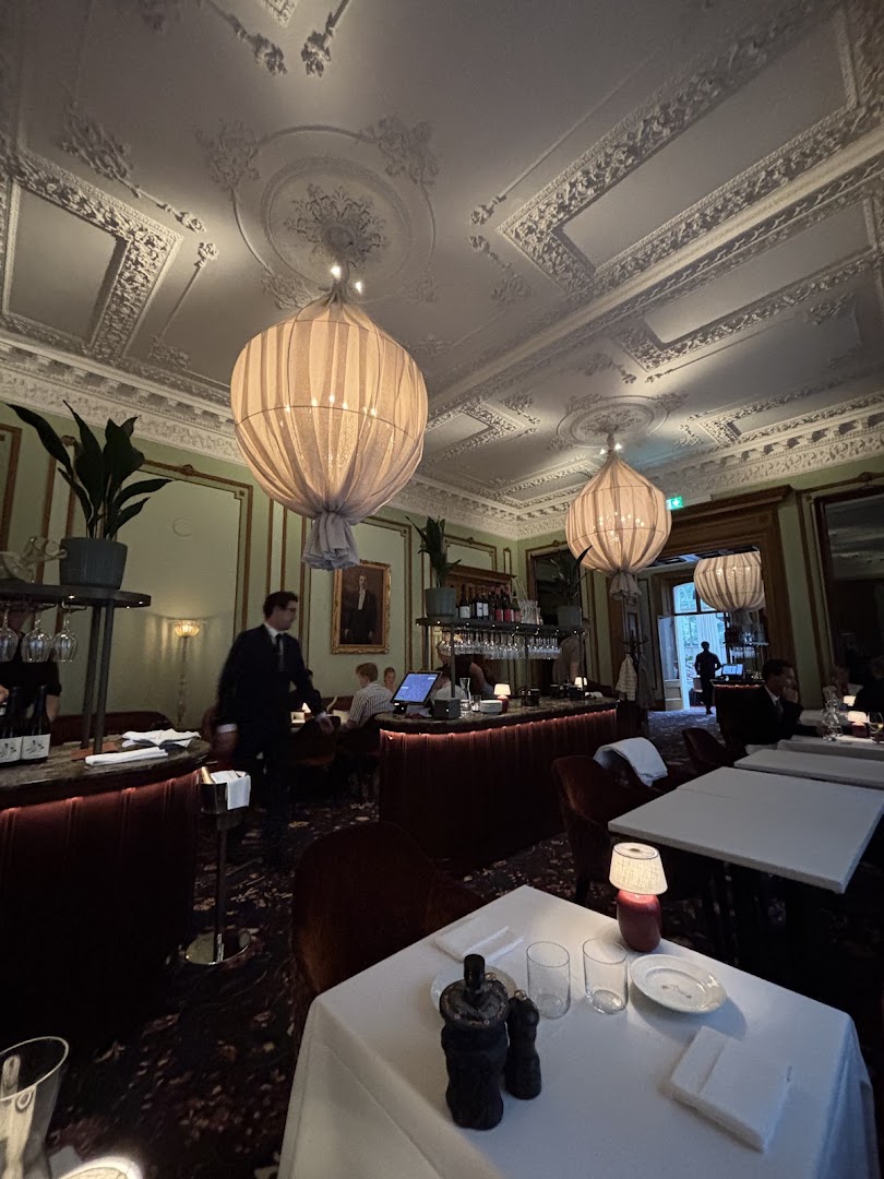 Umarell: high quality interior atmosphere shot