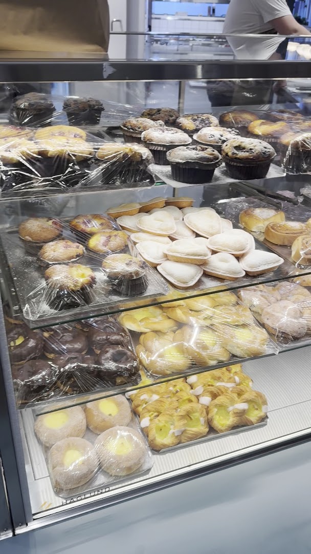 Sannas Café: clear display of fresh pastries