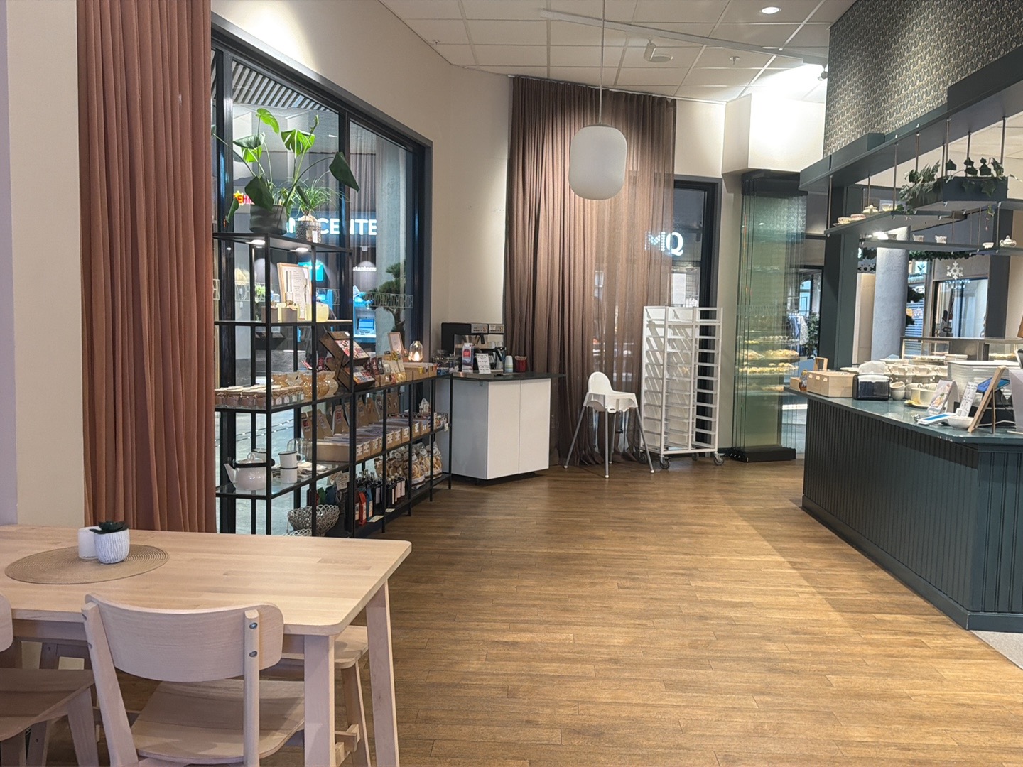 Sannas Café: clear, inviting interior atmosphere