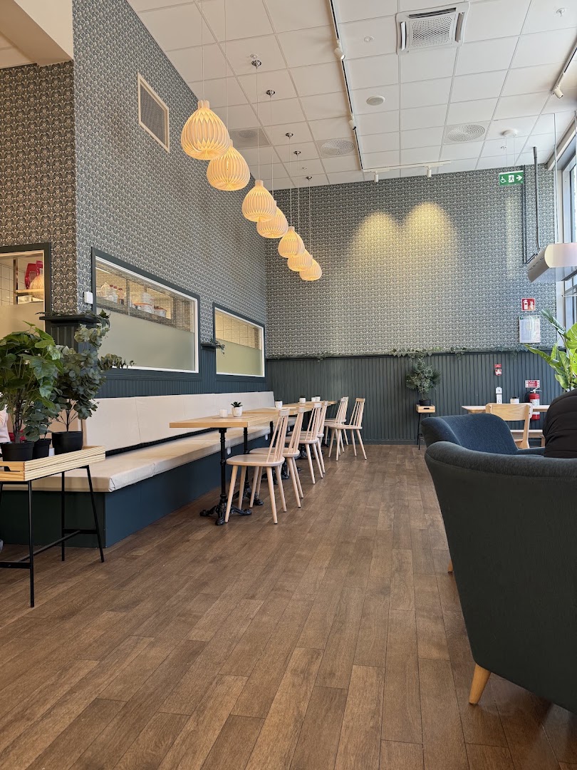 Sannas Café: clear, inviting interior atmosphere