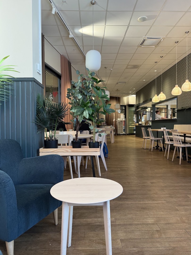 Sannas Café: clear, inviting interior atmosphere