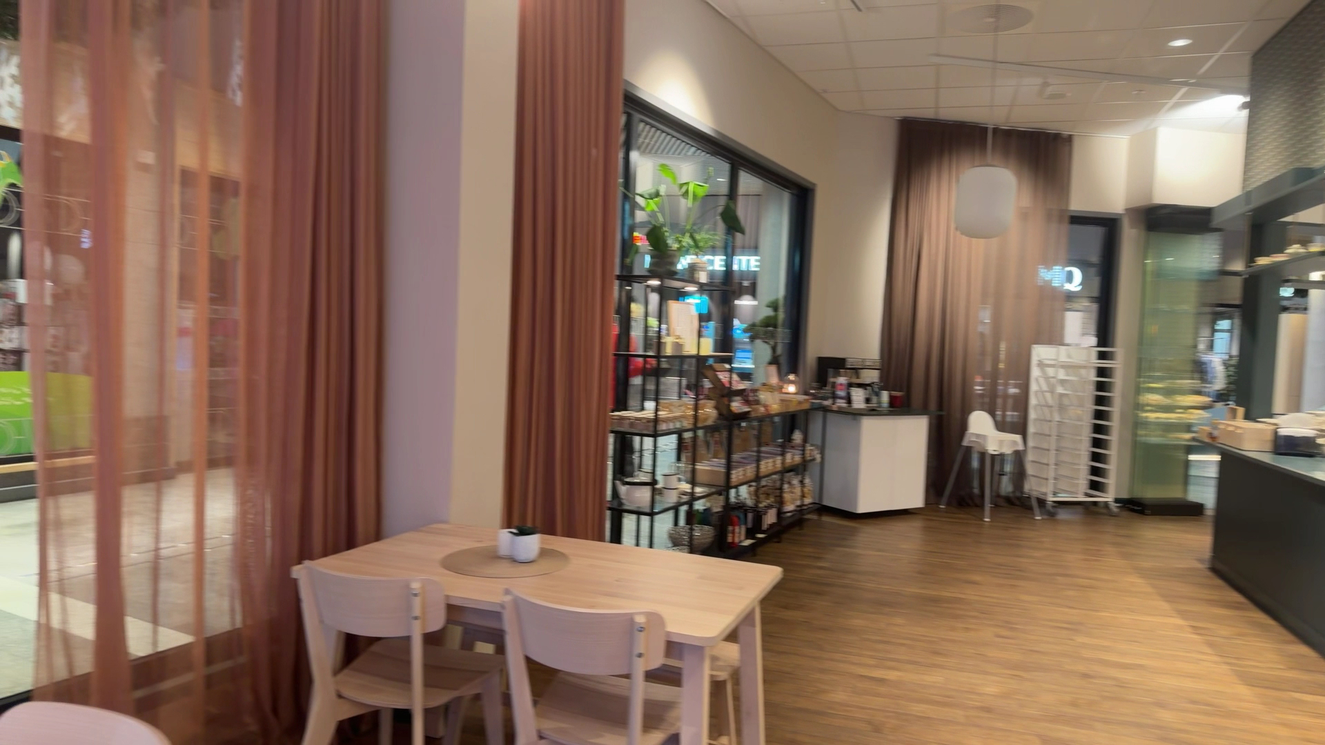 Sannas Café: clear shot of venue interior