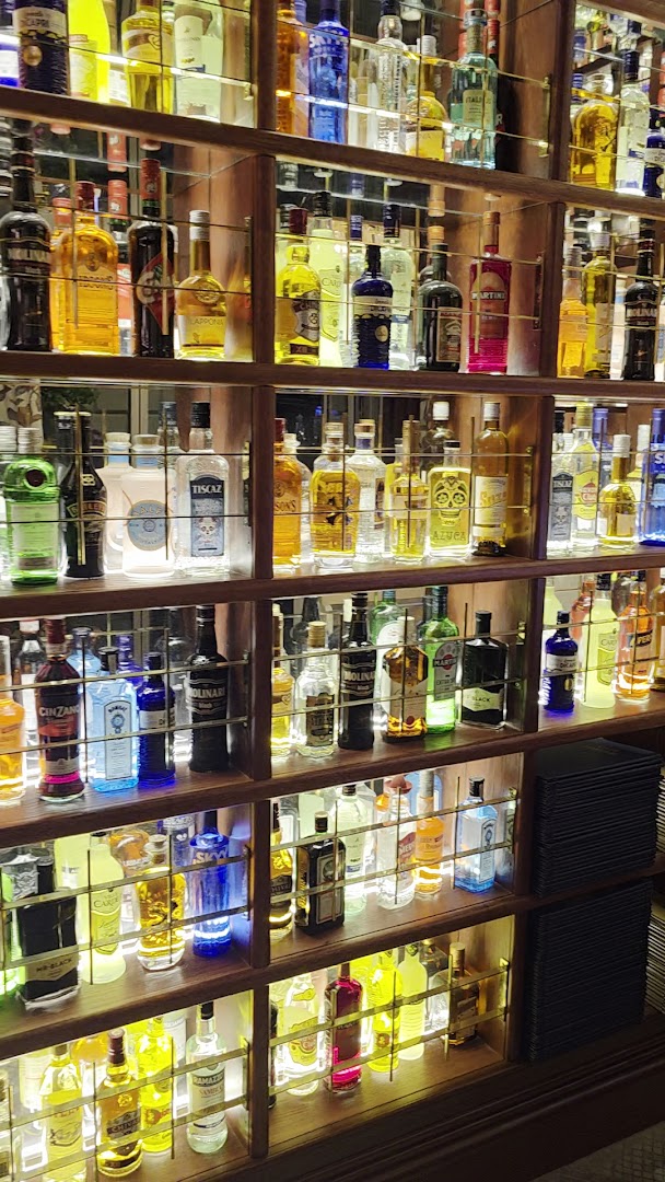 Basta Malmö: attractive, well-lit bar display