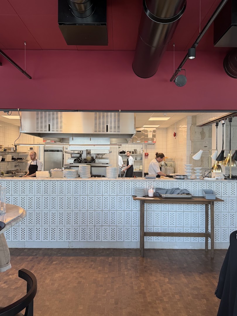 Como: professional shot of restaurant kitchen