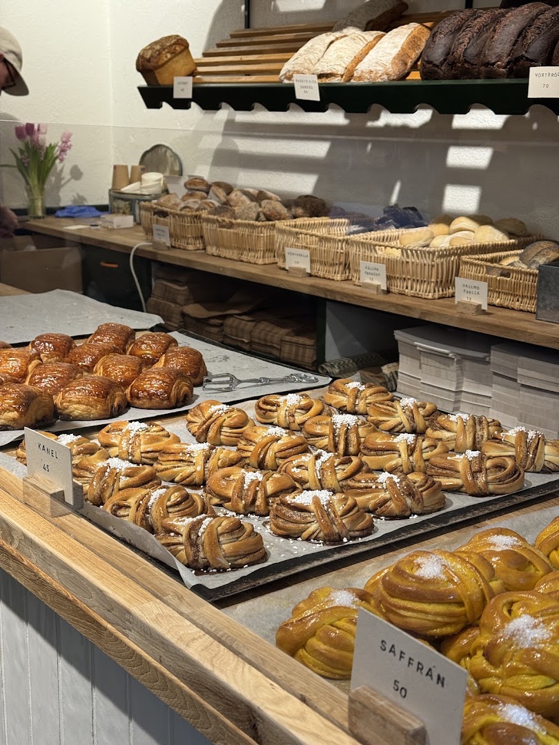 Deg Bageri: appetizing display of fresh pastries