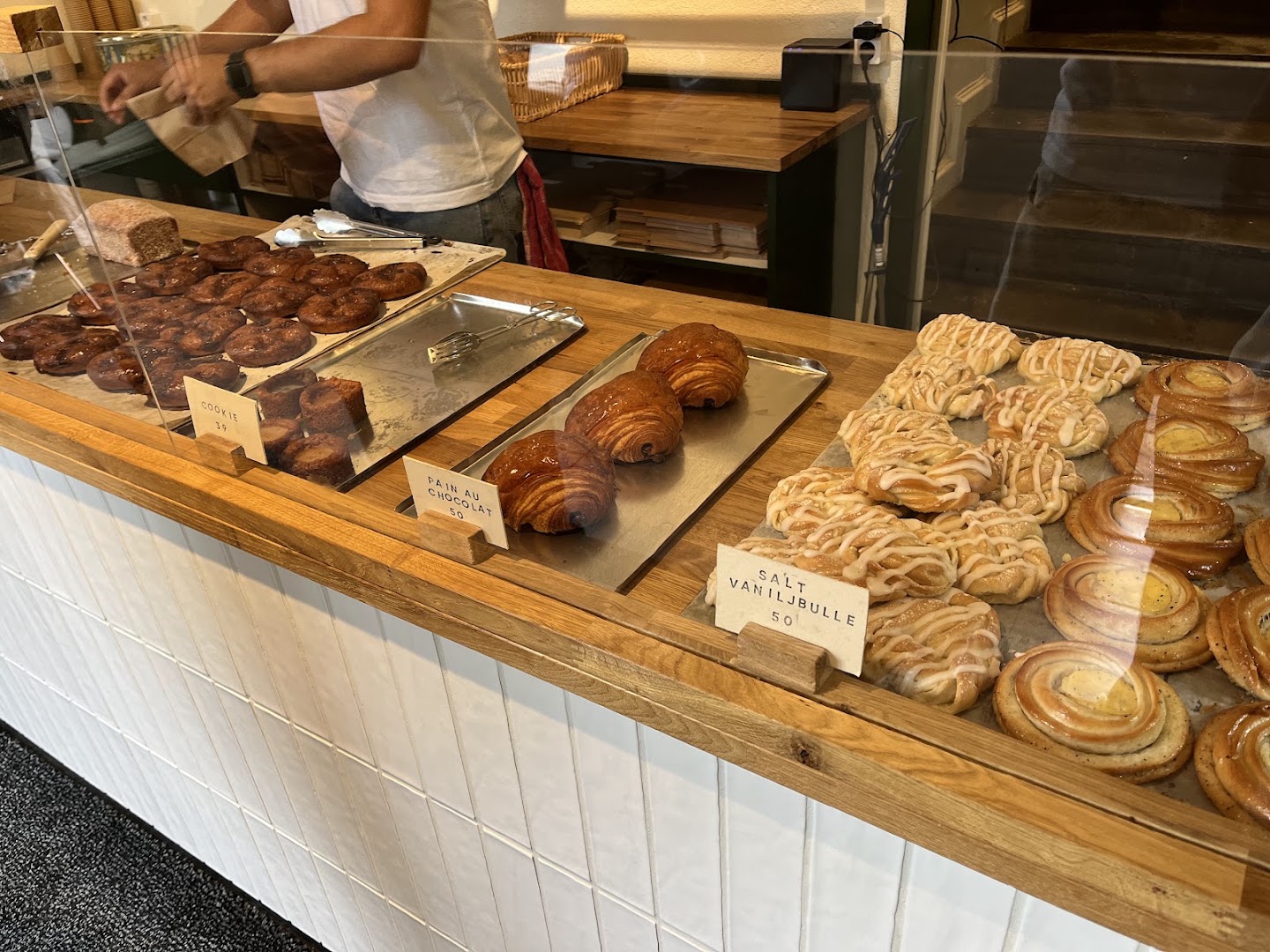 Deg Bageri: clear display of fresh pastries