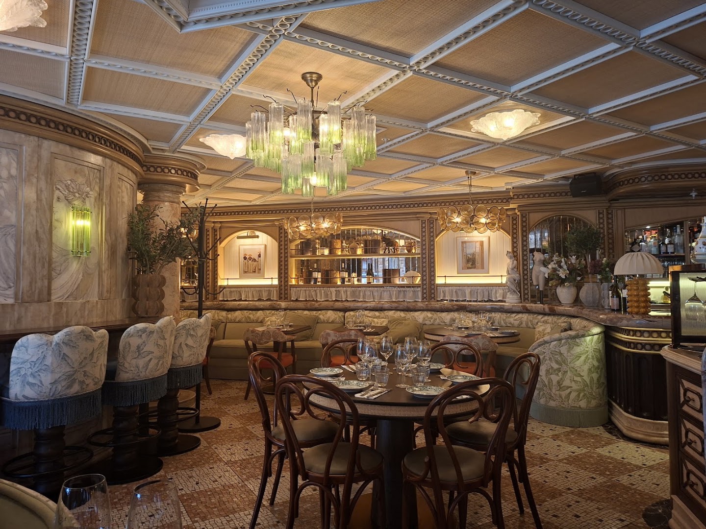 Lola Maria: high quality interior atmosphere shot