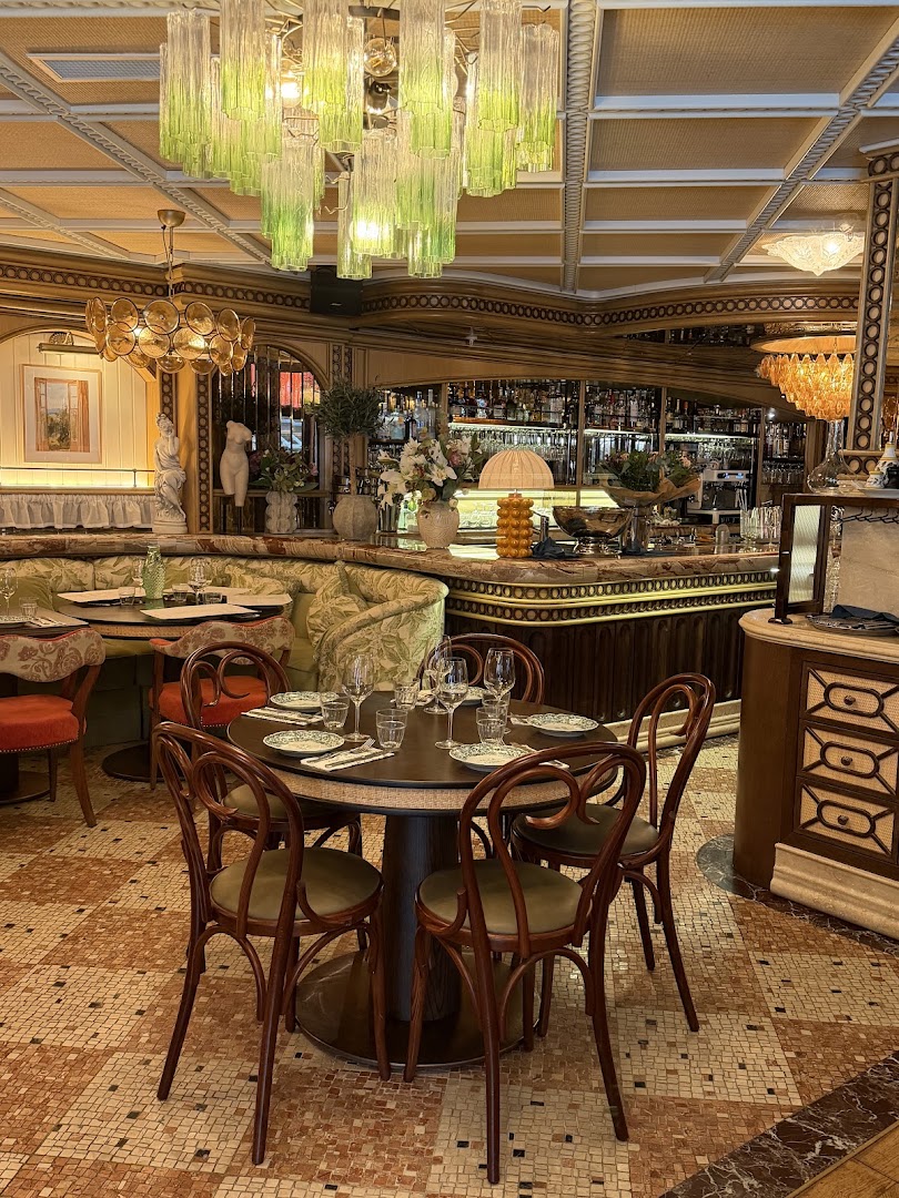 Lola Maria: high quality interior atmosphere shot