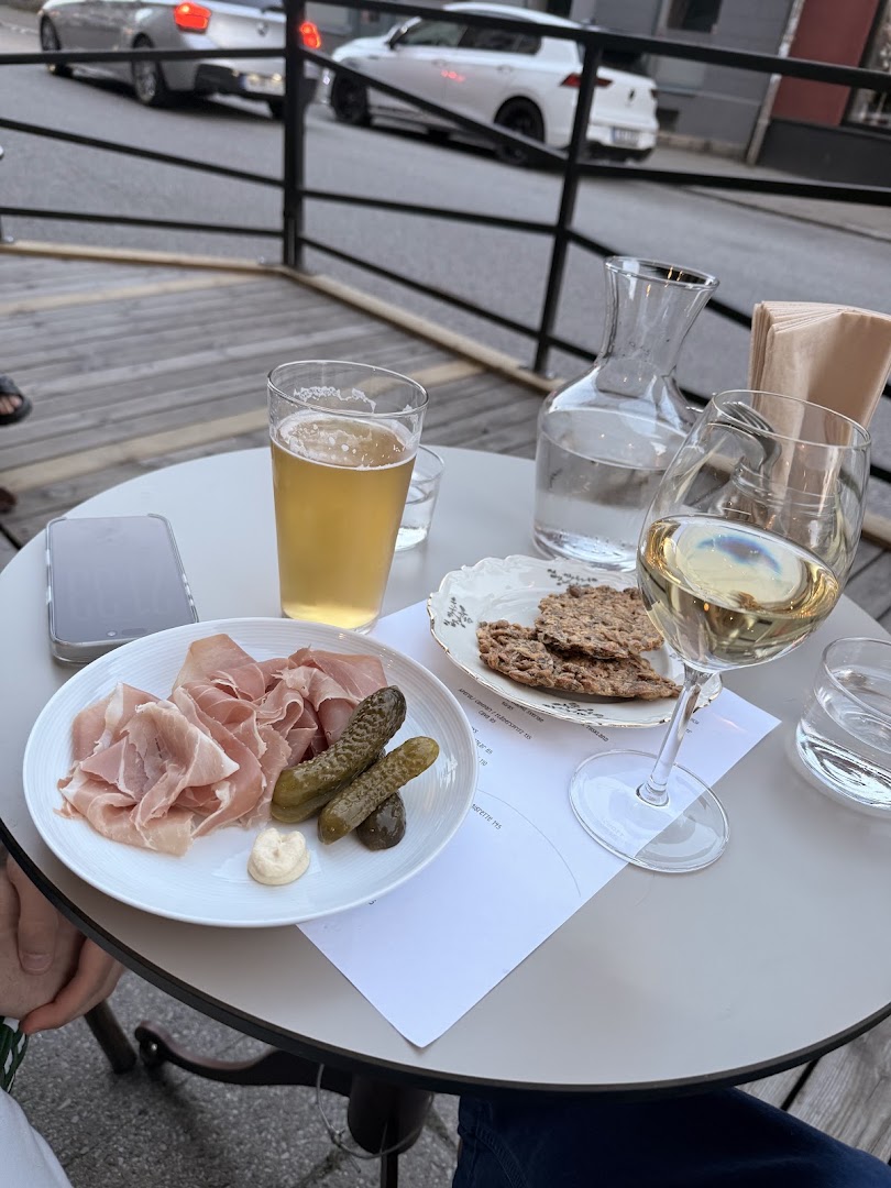 Tuja Vinbar: appetizing food and drink presentation