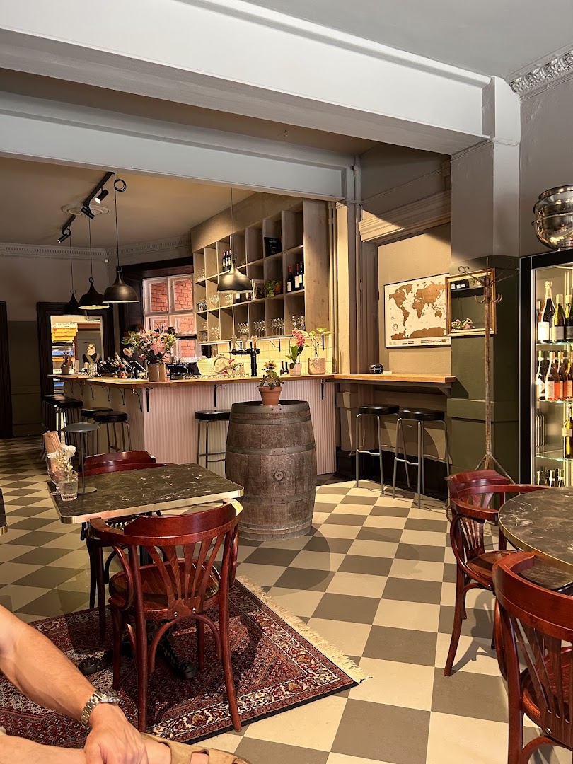 Tuja Vinbar: inviting and professional interior shot
