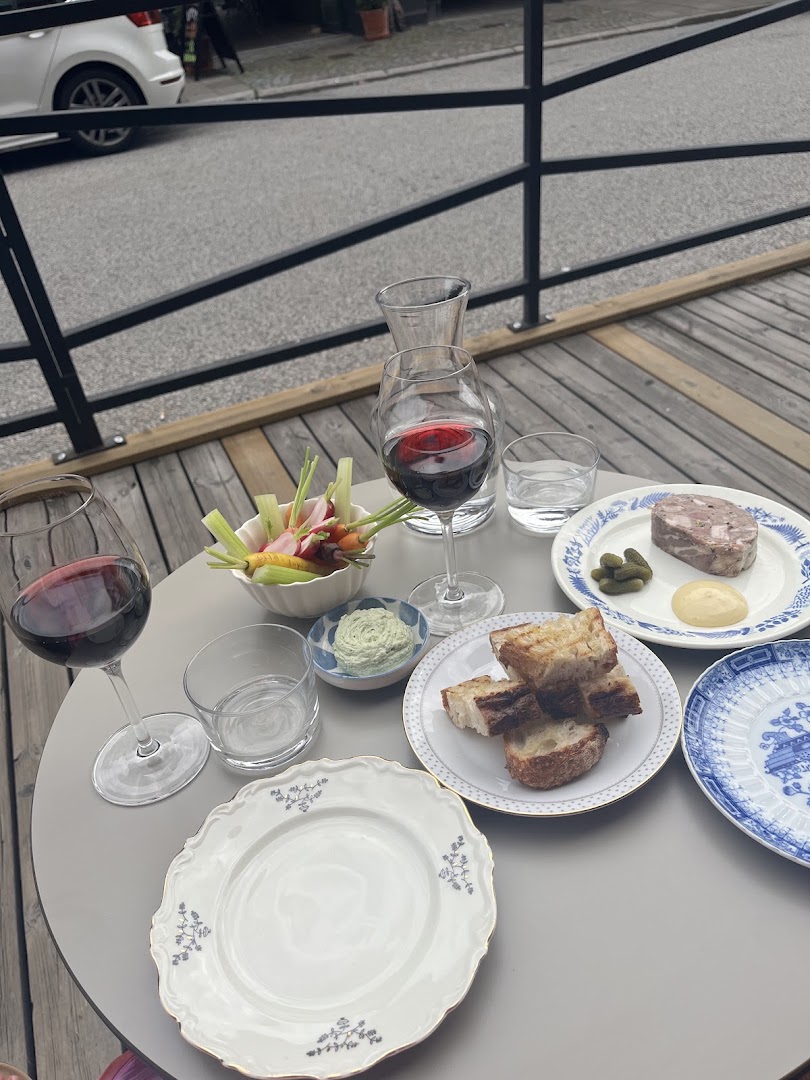 Tuja Vinbar: appealing shot of bar food