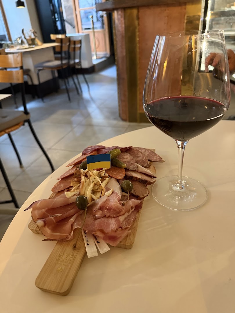 Ukrainian Wine Bar: appetizing food and wine presentation