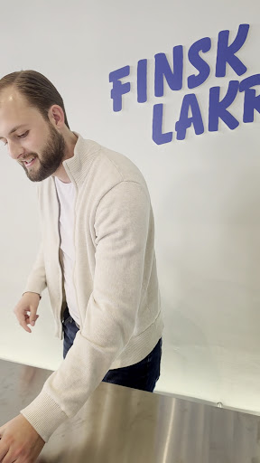 Finsk Lakrits: professional staff photo in shop