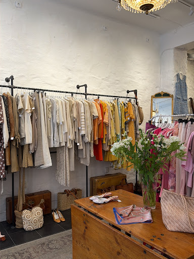 Judits Second Hand Gamla stan: clear, inviting shop interior display