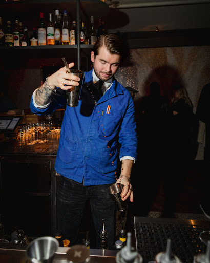Slussporten: professional photo of bartender working