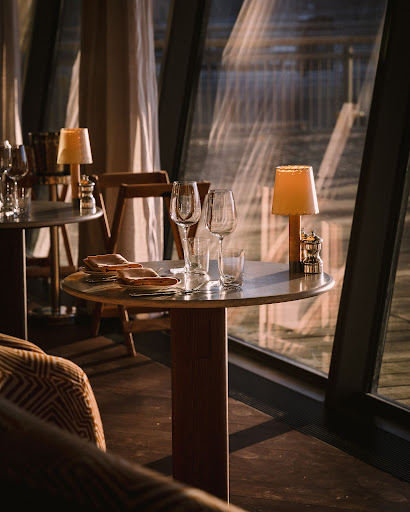 Slussporten: professional atmosphere and lighting