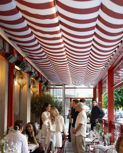 Trattoria Giorgio's: inviting atmosphere with happy guests