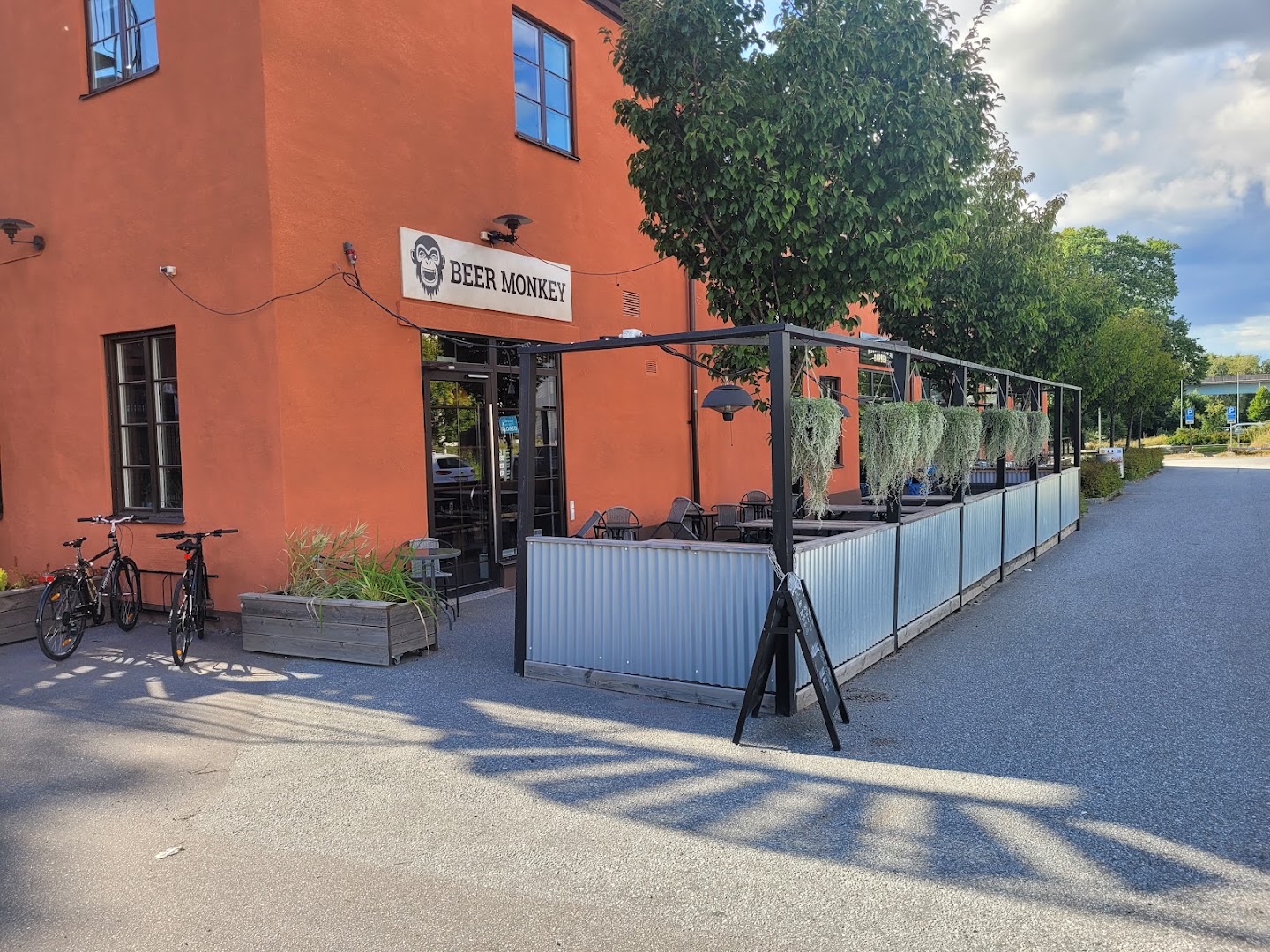 BeerMonkey: clear exterior view of venue