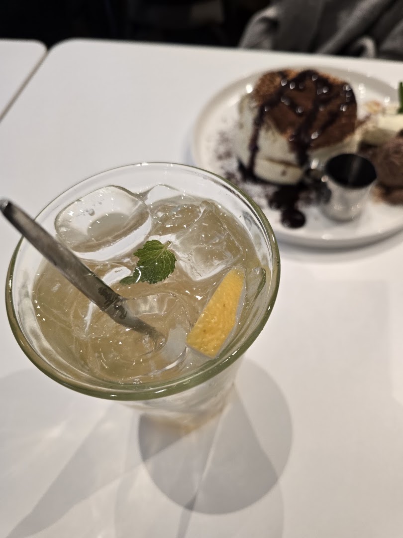 Fluffy House: appetizing photo of drinks and dessert