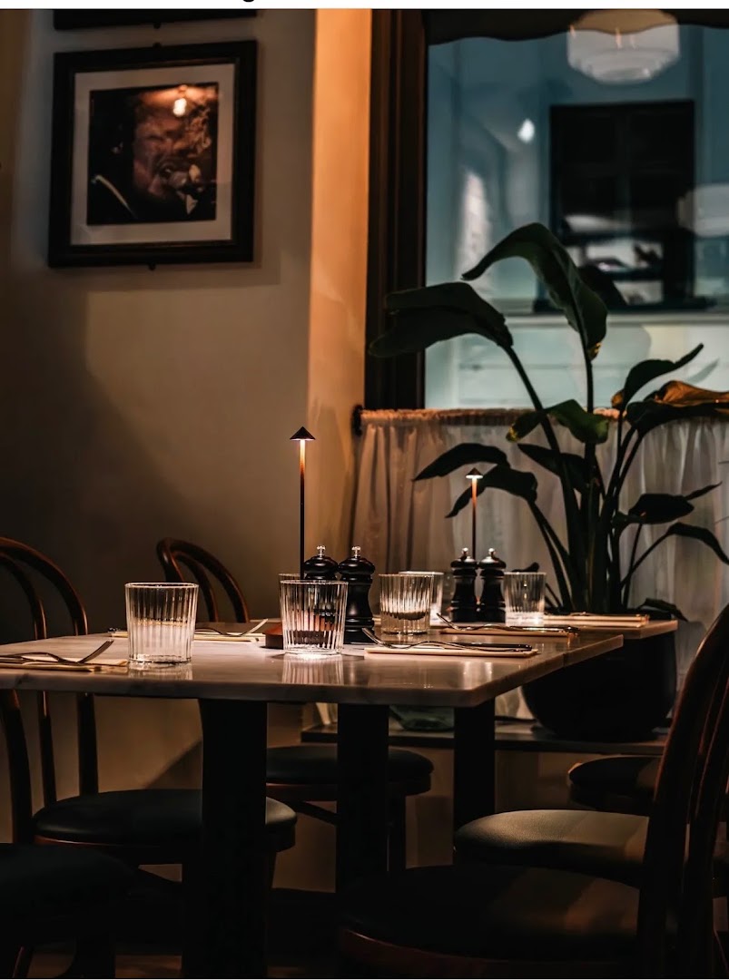 Gloria Bistro: atmospheric and professional interior shot