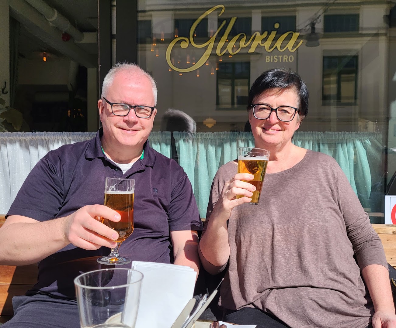 Gloria Bistro: happy customers enjoying the venue