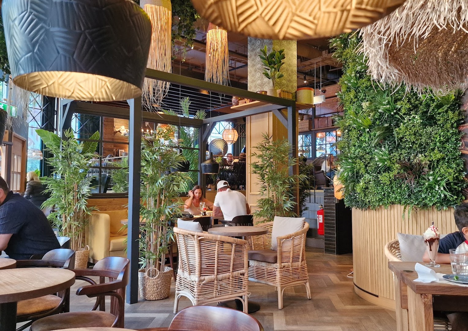 Mocca Deli: inviting and high-quality interior shot