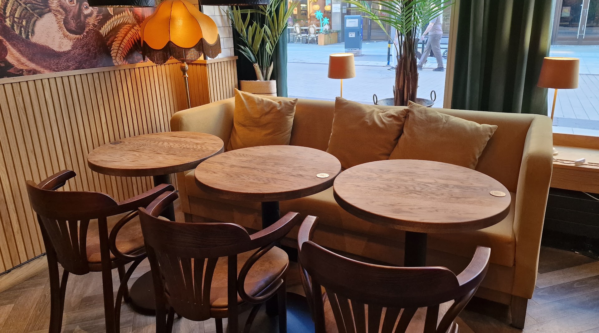 Mocca Deli: inviting and professional interior shot