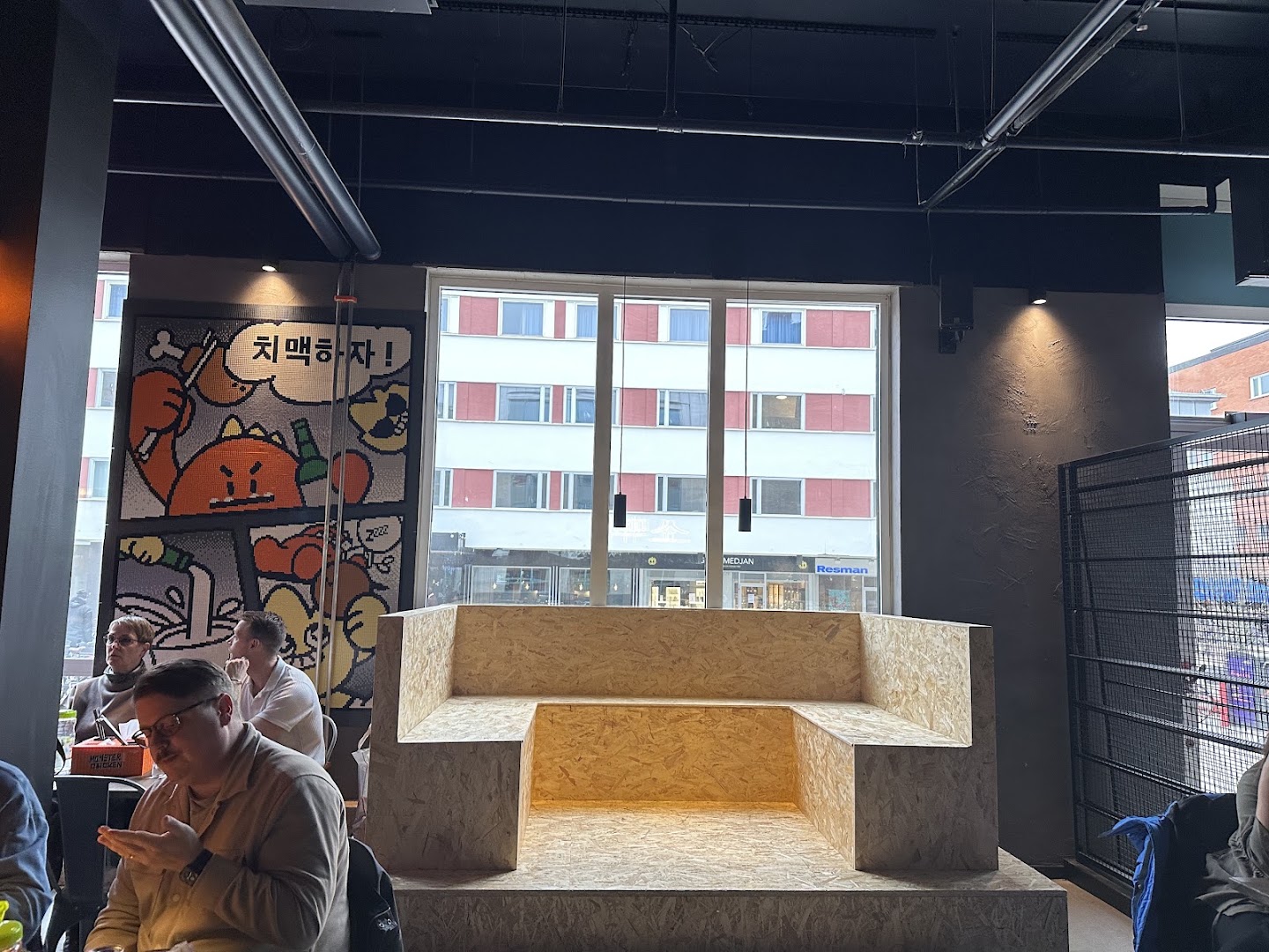 Monster Chicken: restaurant interior and atmosphere