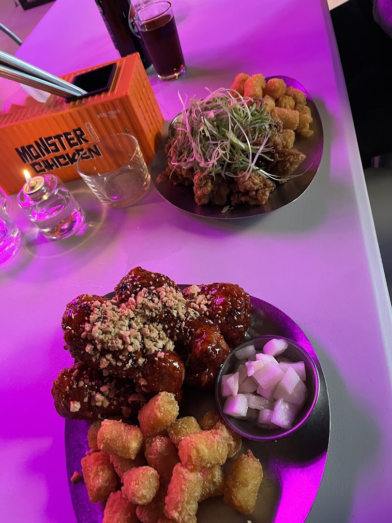 Monster Chicken: appetizing food photo with branding