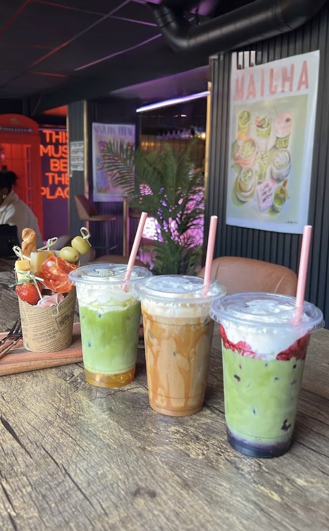 Next Door: appetizing drinks and food display
