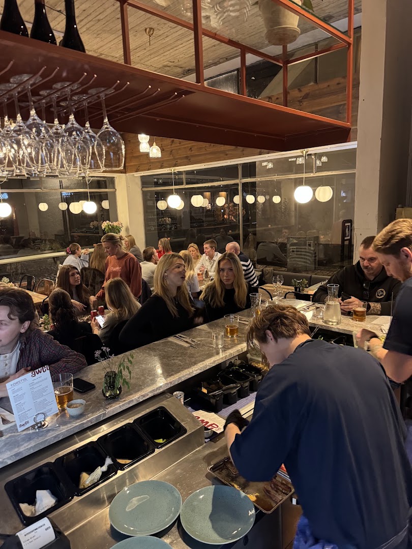 Awee: lively bar atmosphere well