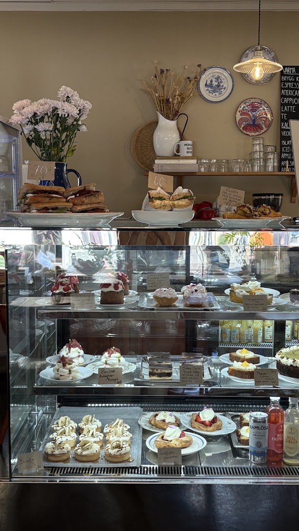 Babka Café: appetizing display of cafe food