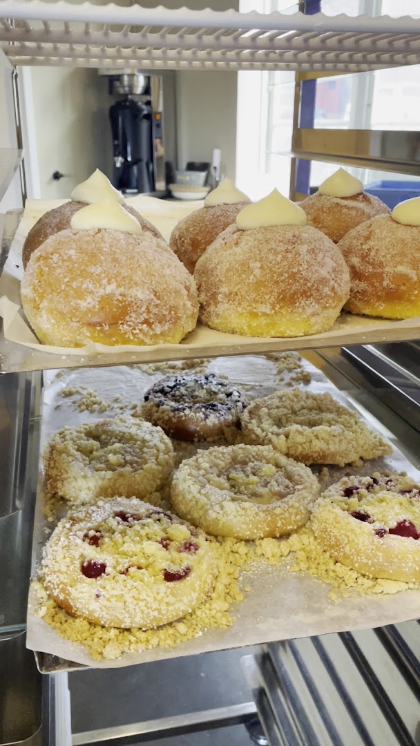 Babka Café: appetizing display of fresh pastries