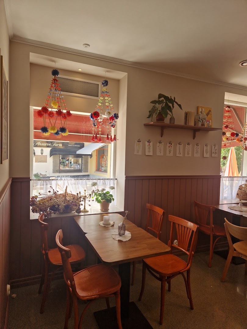 Babka Café: inviting and clear interior shot