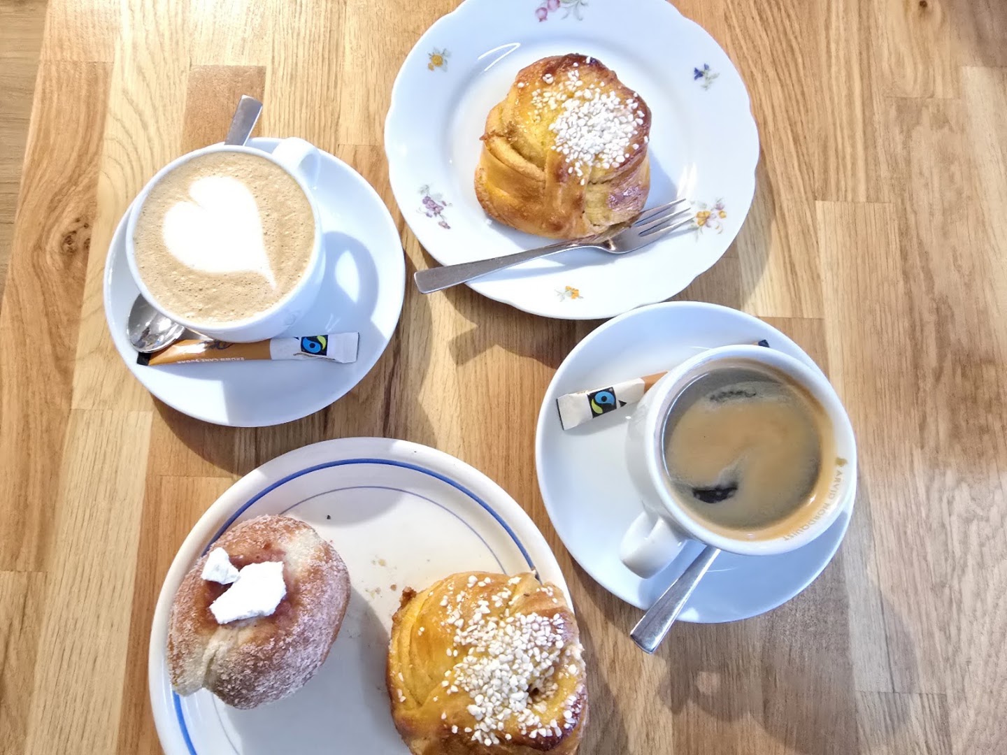 Babka Café: appetizing food and drink presentation