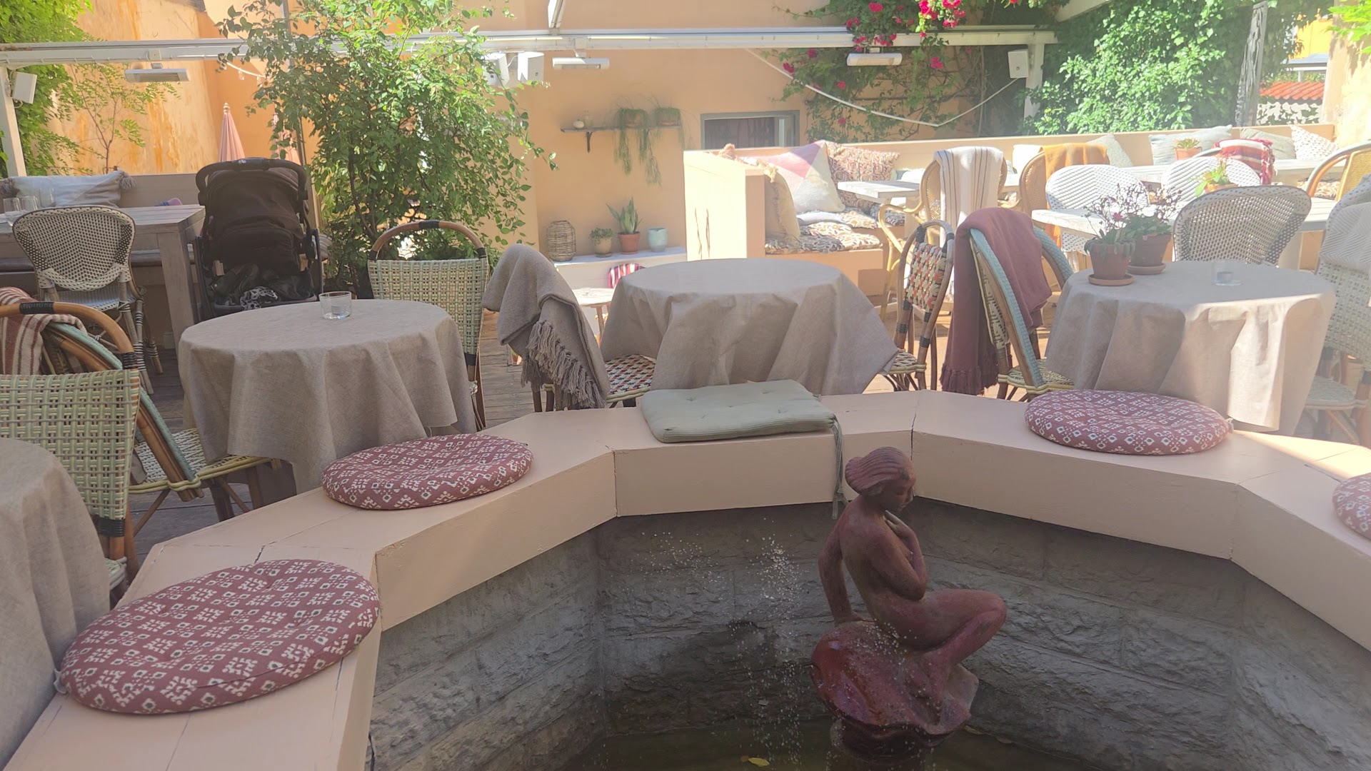 Bar Buco: attractive and inviting terrace atmosphere