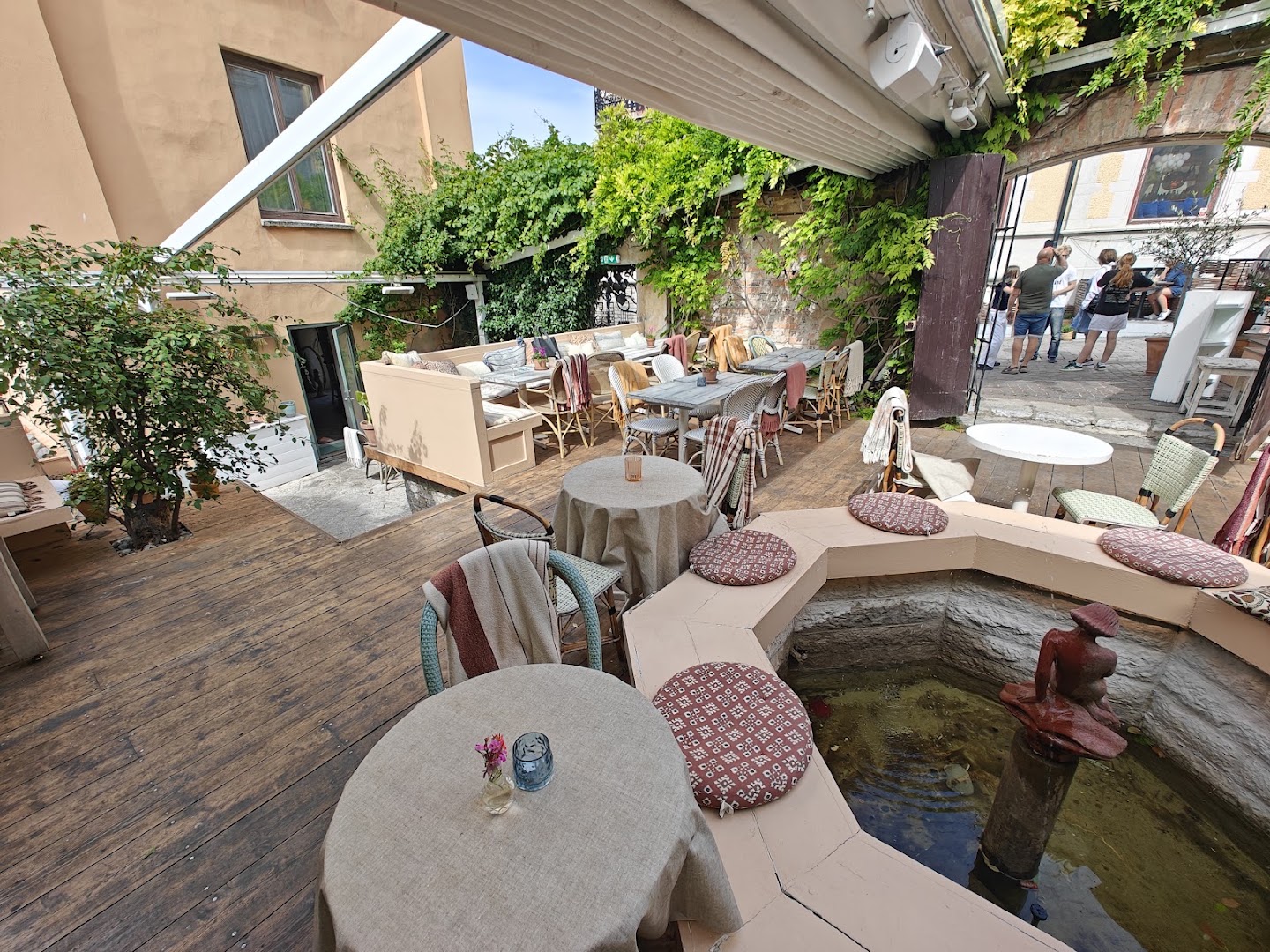 Bar Buco: inviting and clear terrace shot