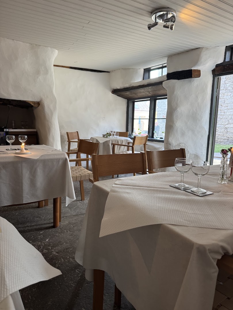 Lilla Huset: inviting and clean restaurant interior