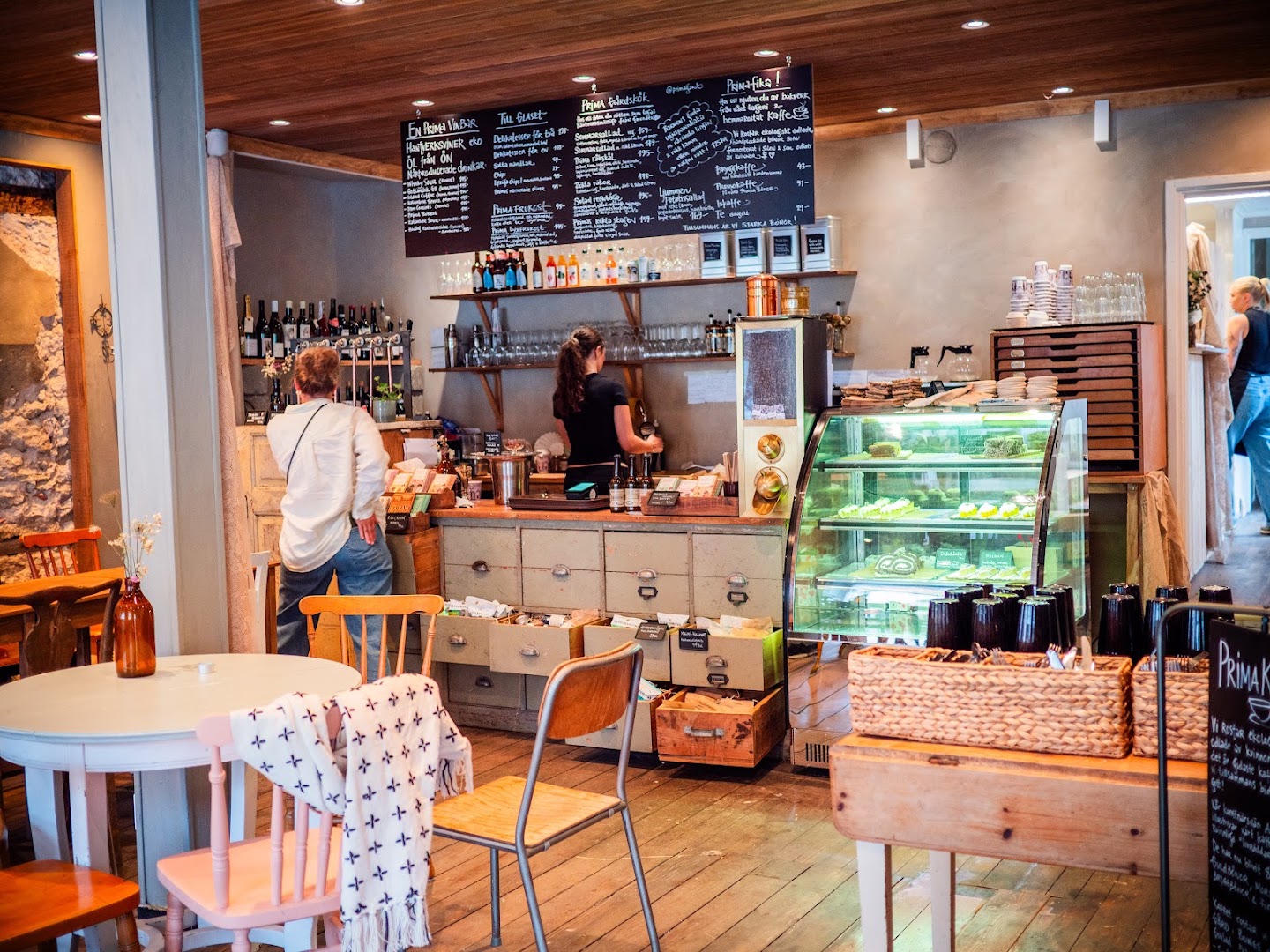 Prima Rosteri & Vinbar: inviting atmosphere and clear interior