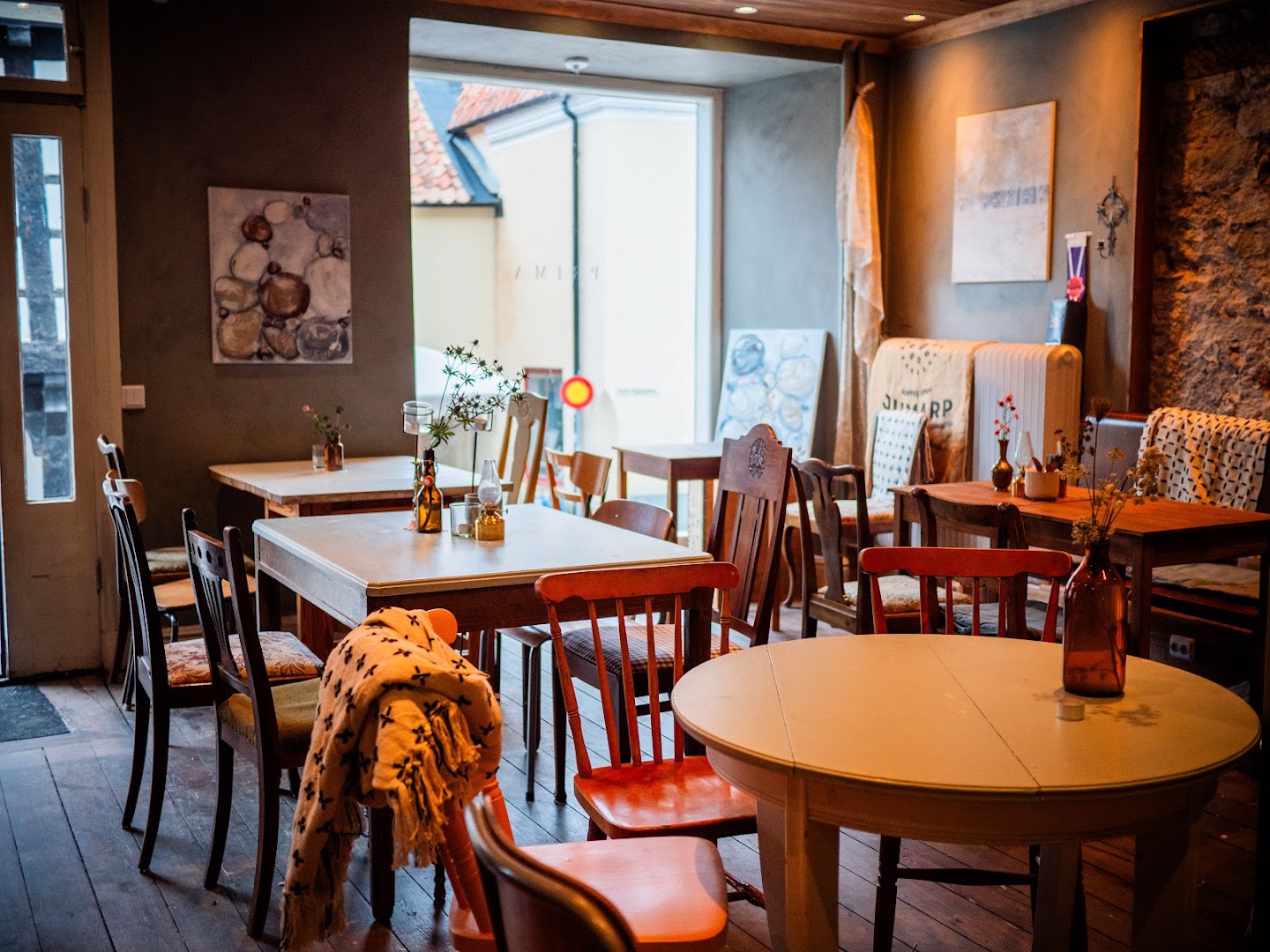 Prima Rosteri & Vinbar: inviting and atmospheric interior shot