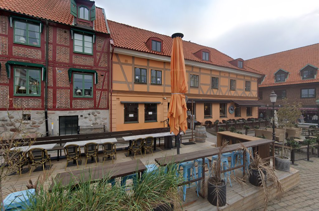 La Piazza: clear view of restaurant terrace