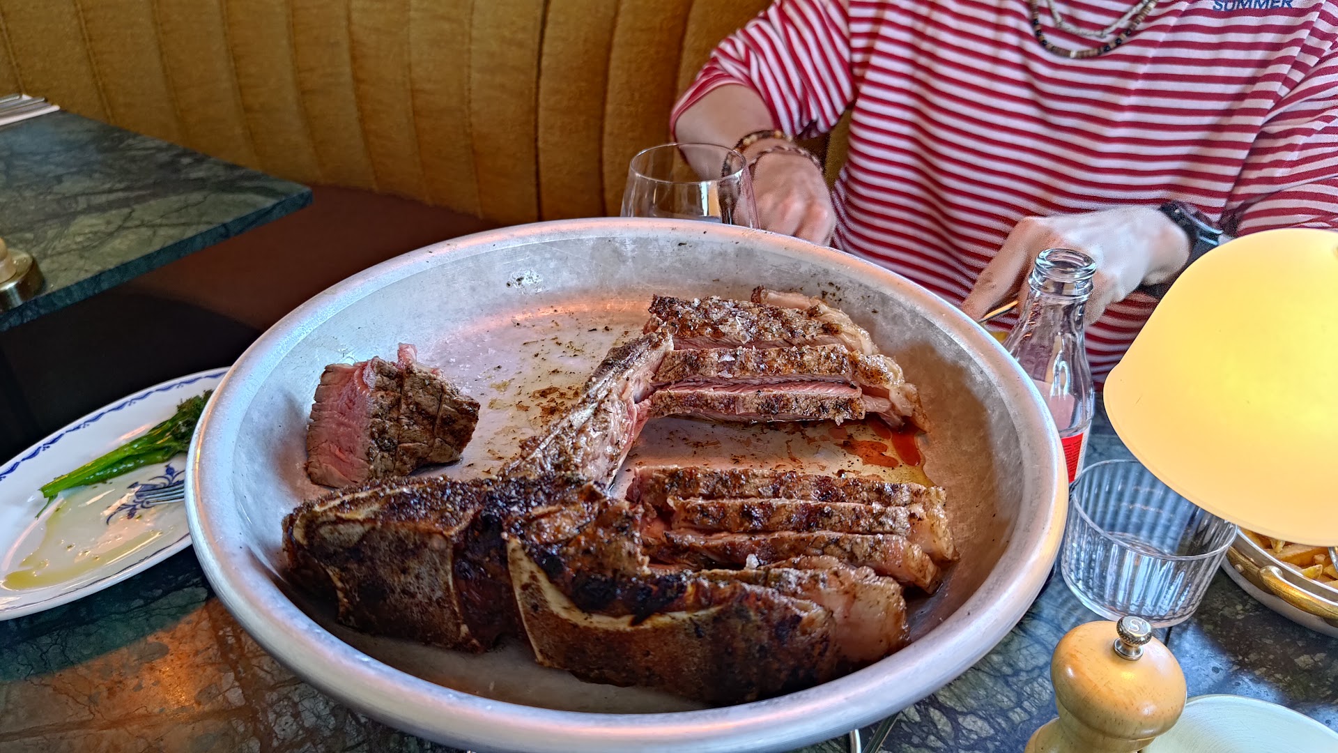 Tryffelsvinet: appetizing food photo in setting