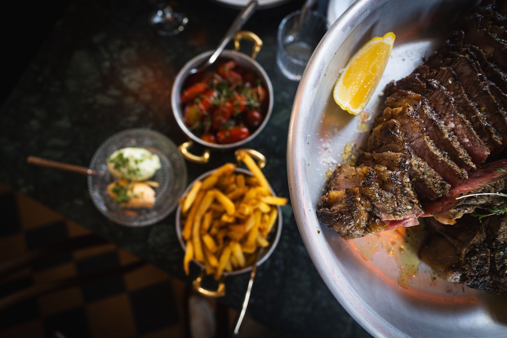 Tryffelsvinet: appetizing, high-quality food photography