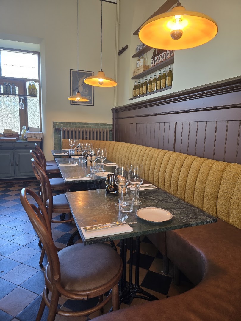 Tryffelsvinet: inviting and professional interior shot