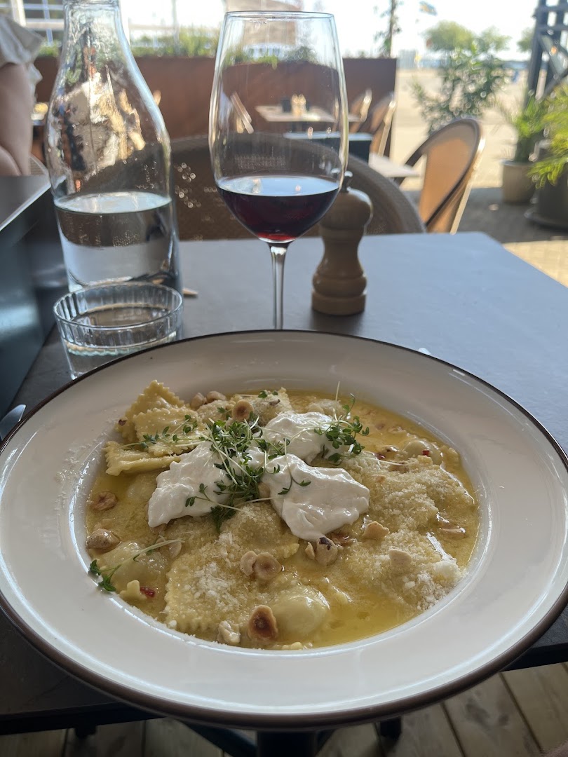 Tryffelsvinet: appetizing food and restaurant atmosphere