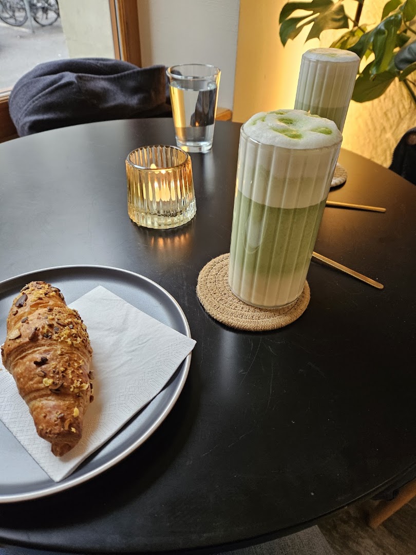 Acai Attendant: appetizing food and drink presentation